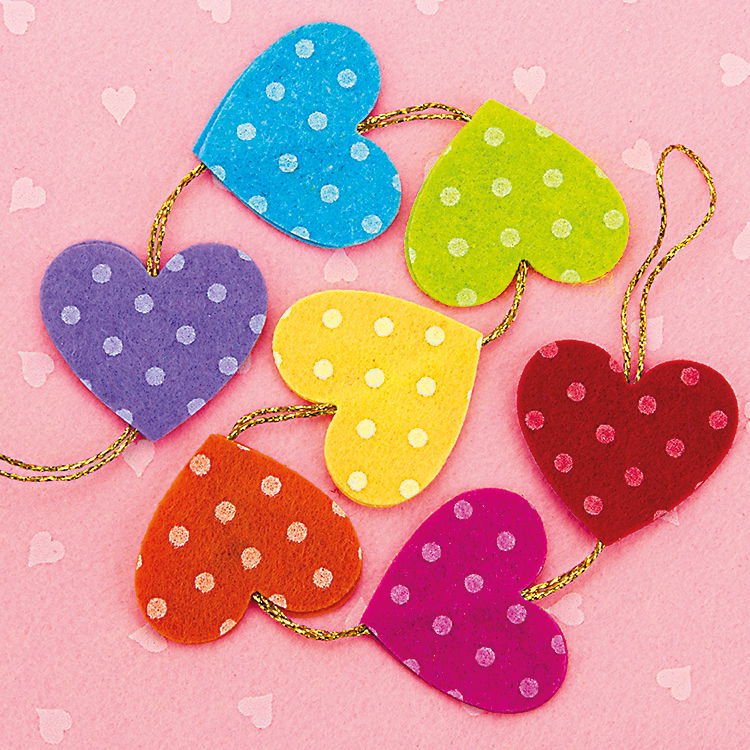 corazones de fieltro con estampado de estafilococos