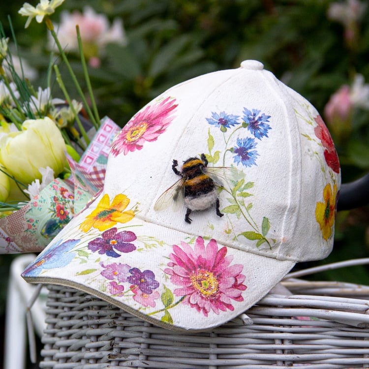 Faites sensation avec cette casquette à motifs floraux !