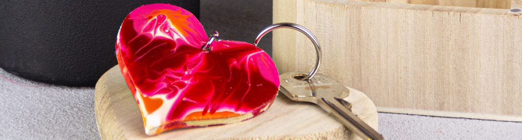¡Un bonito llavero con forma de corazón para hacer tú mismo!