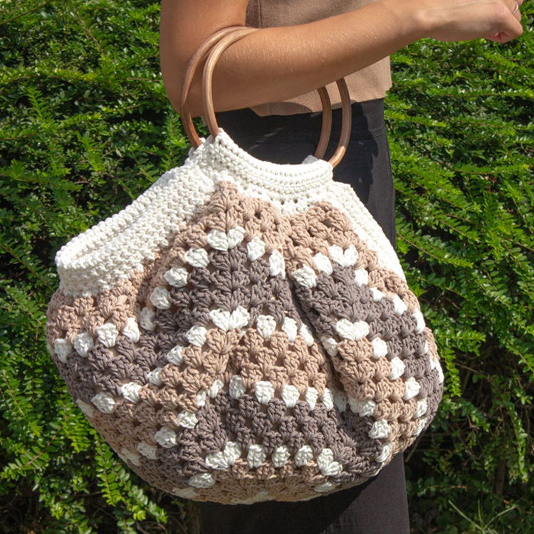 DIY: A Beautiful Crocheted Bag for This Summer!